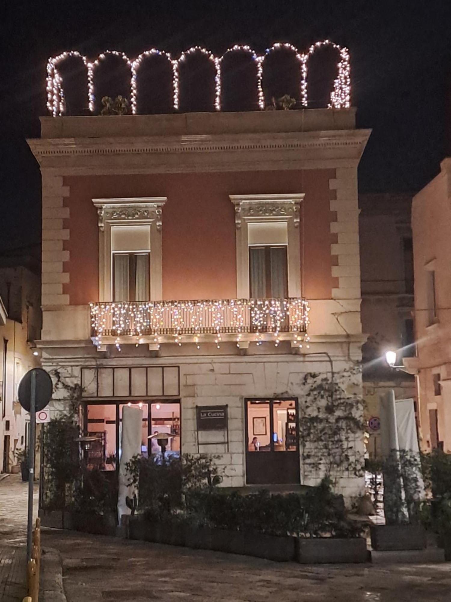 Palazzo Dei Tolomei Bed & Breakfast Лече Екстериор снимка